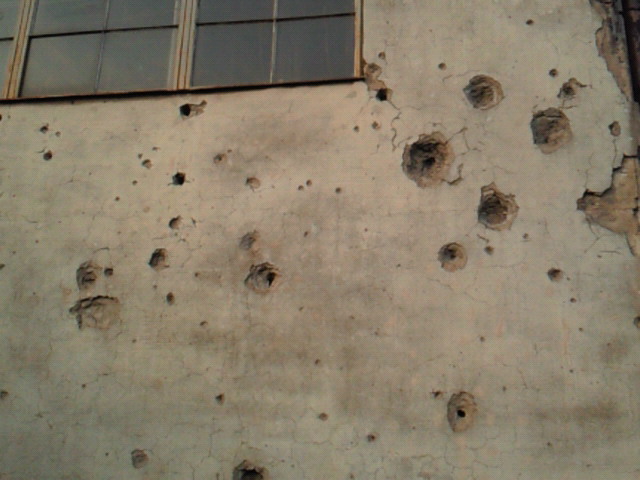 壁に残された弾痕
