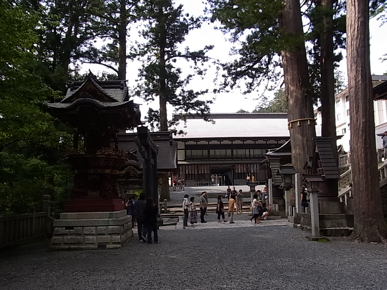 三峯神社の境内方向を見た写真
