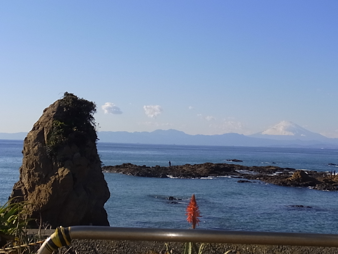 立石と海と富士山