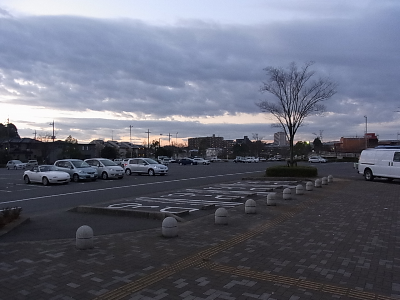 早朝の成田市東和田駐車場