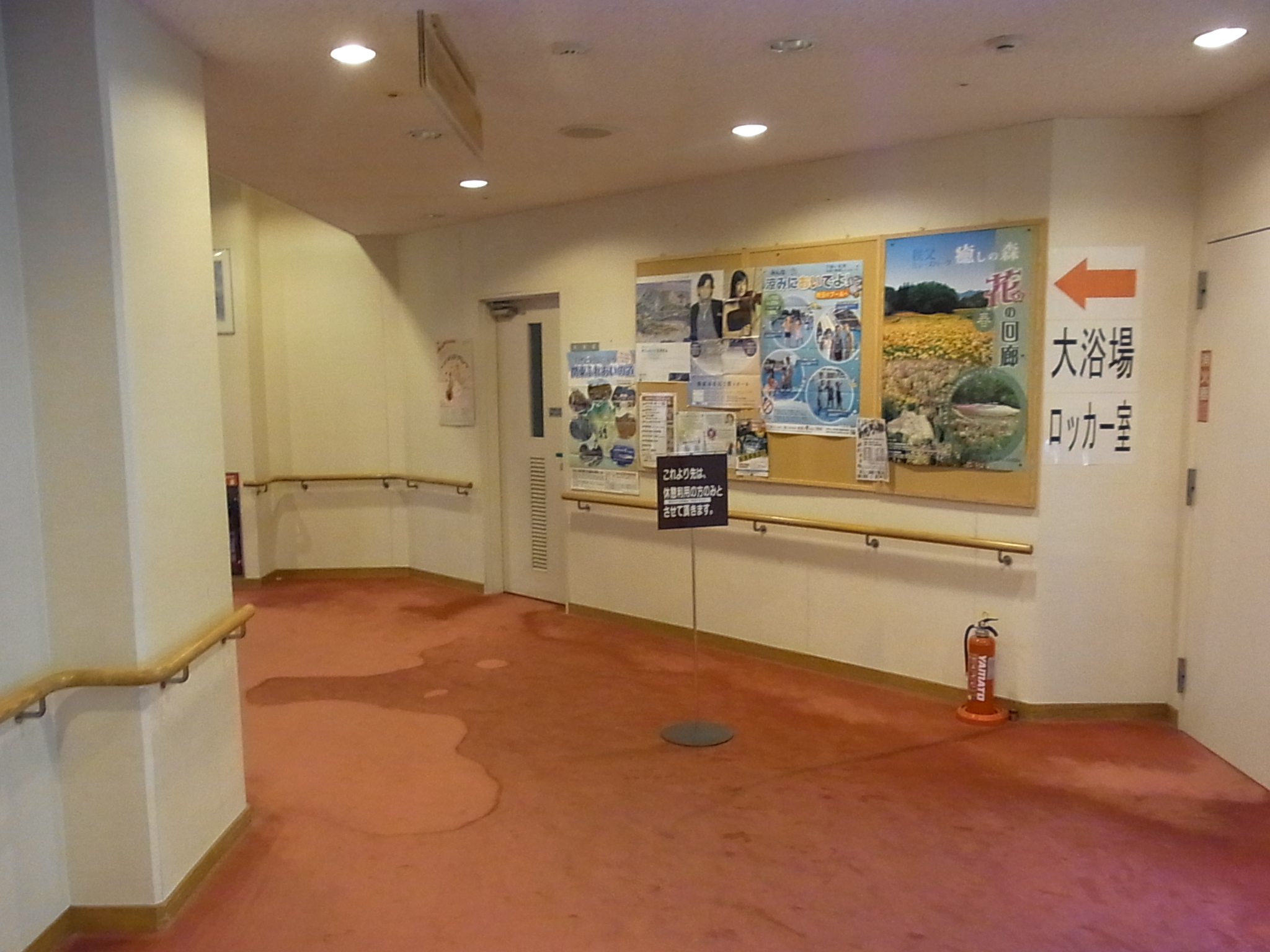 奥武蔵あじさい館のお風呂へと向かう廊下