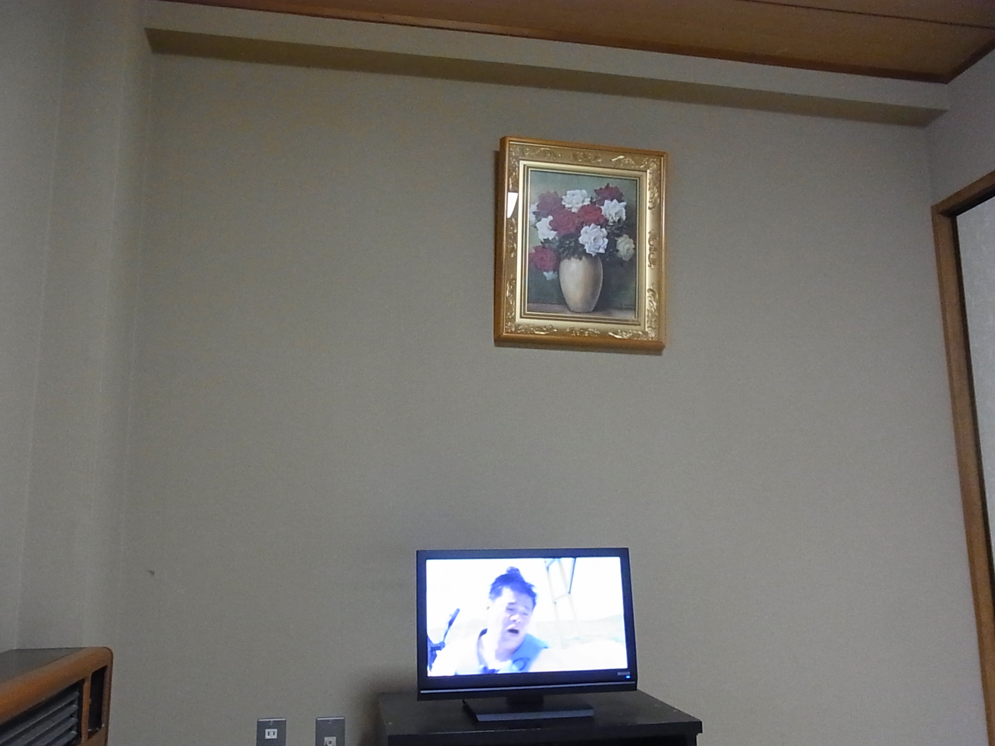 部屋の中のテレビ