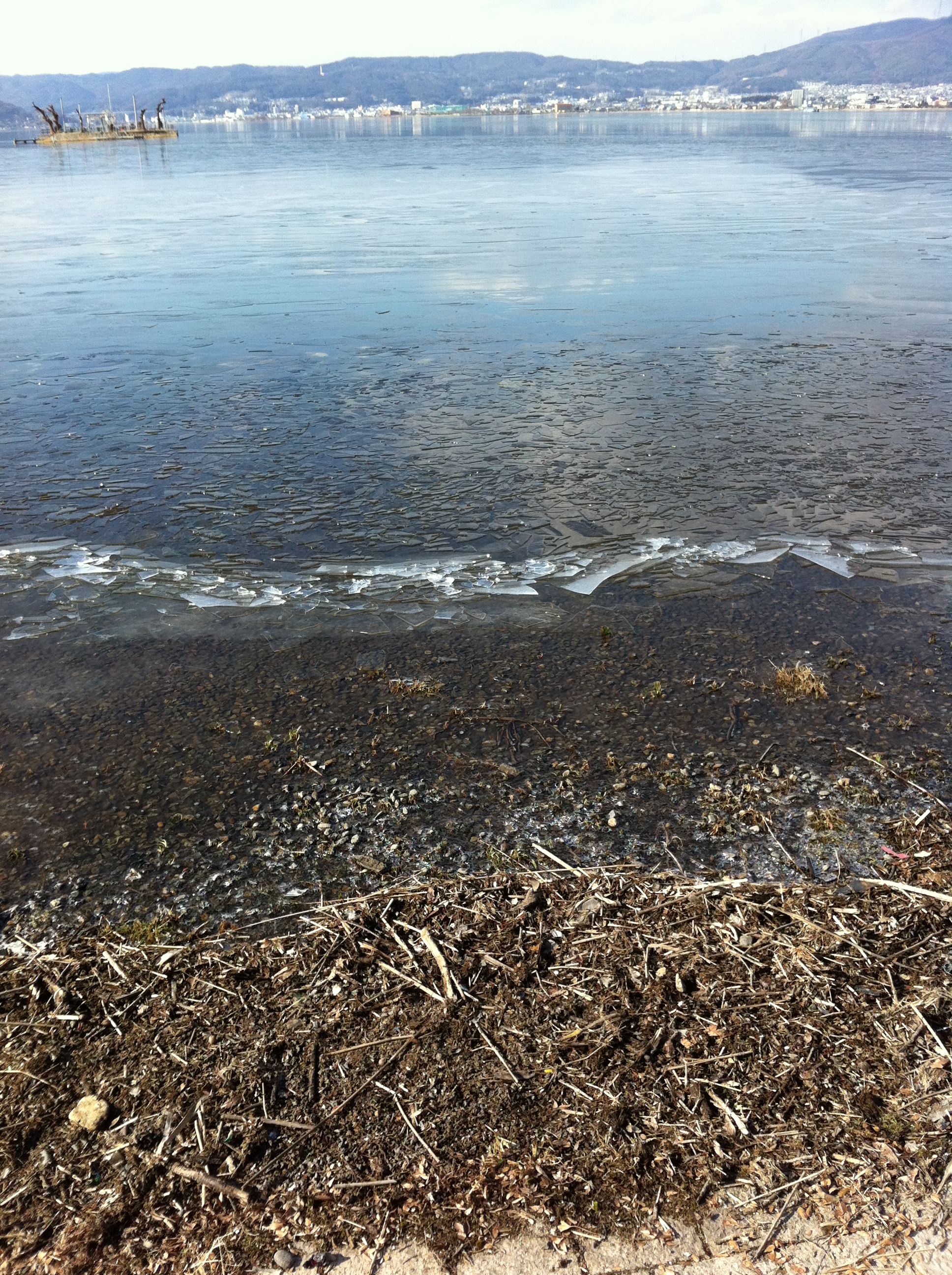 一部が凍結した諏訪湖