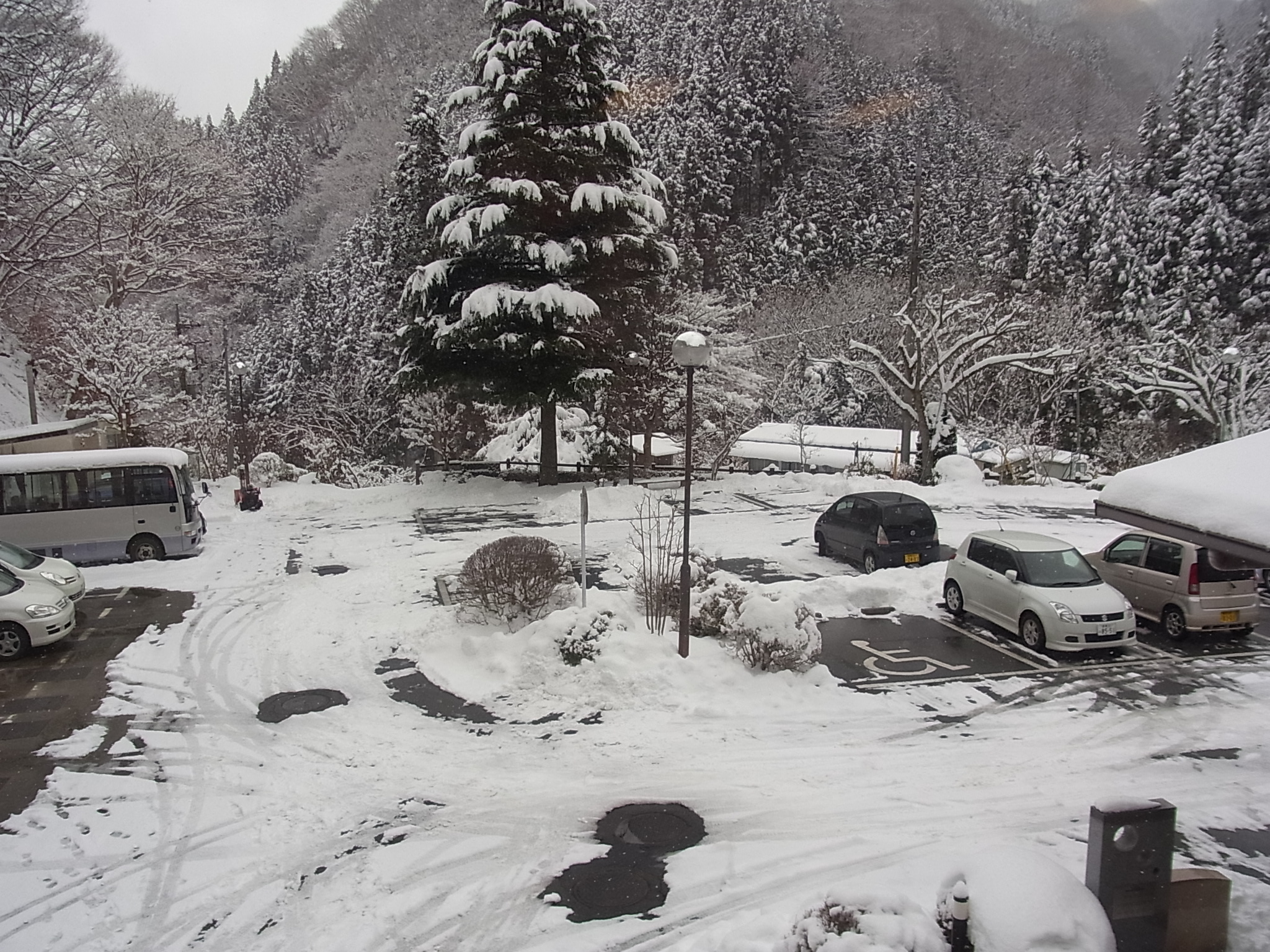 やまびこ荘の雪景色の駐車場