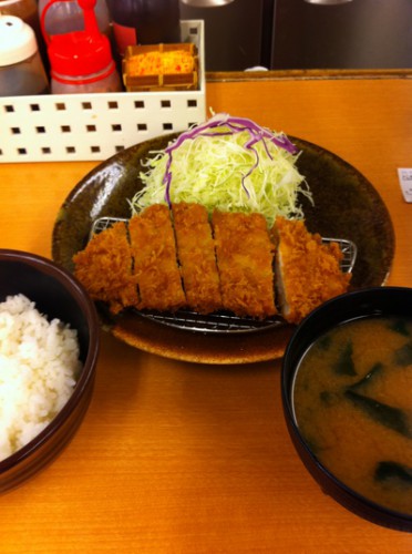 西新宿のチキン亭で「とんかつ定食」