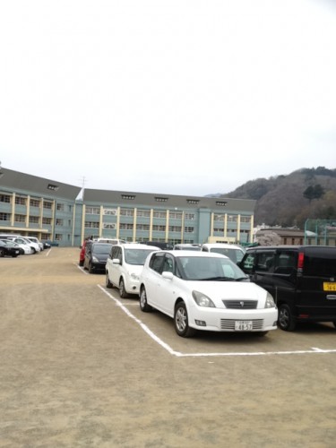 中学校の臨時駐車場
