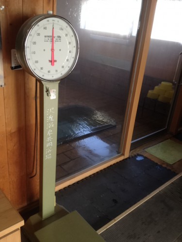 沢渡温泉共同浴場の立派な体重計