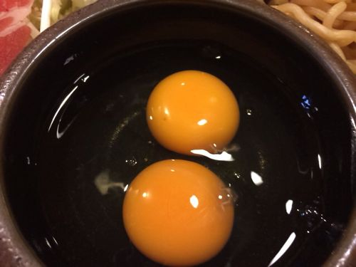 生卵が二つ