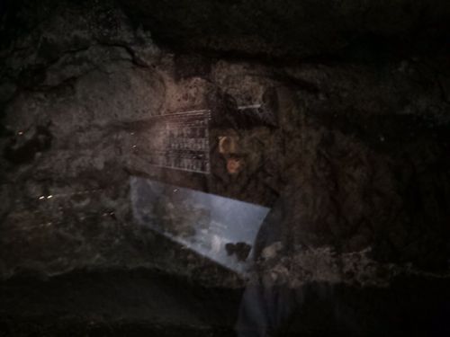 真っ暗な洞窟内