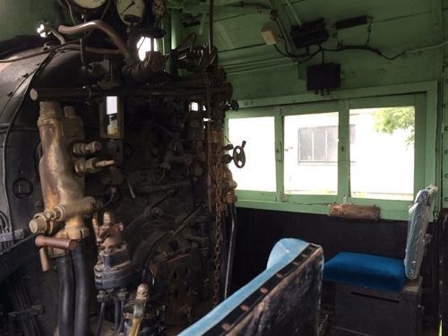 C12蒸気機関車の運転席