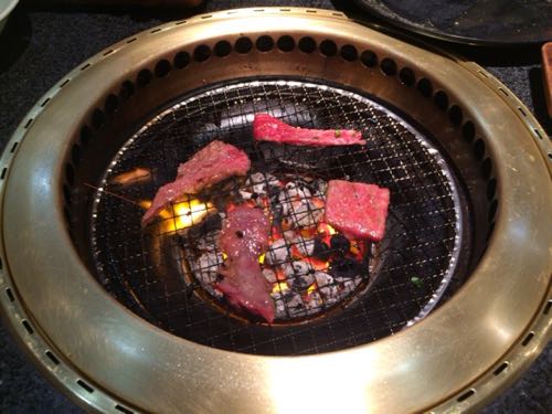 肉を焼く