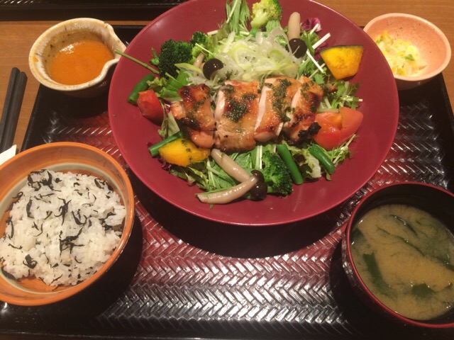 ごはん処 大戸屋の立川若葉町店で「彩り野菜と炭火焼きバジルチキン」定食