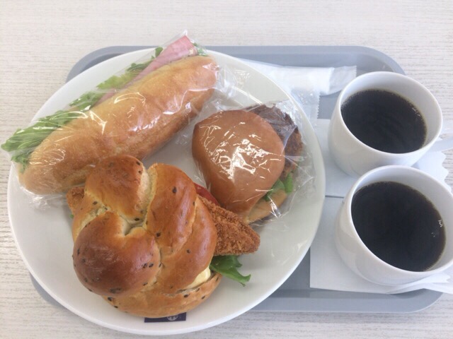 夏の家カフェのパンとコーヒー