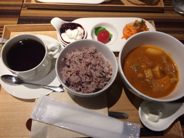 三鷹のcafe TUMIKIで野菜たっぷりの具だくさんタイ風カレースープ
