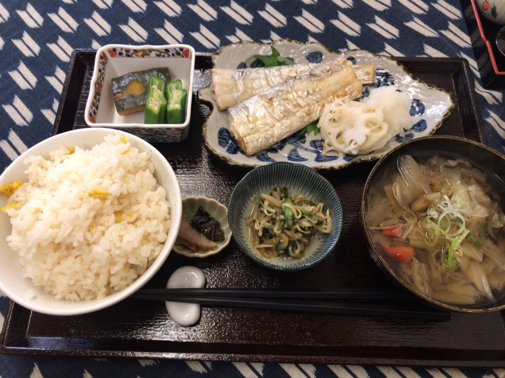 三鷹駅北口の「おふくわけ」で焼魚定食