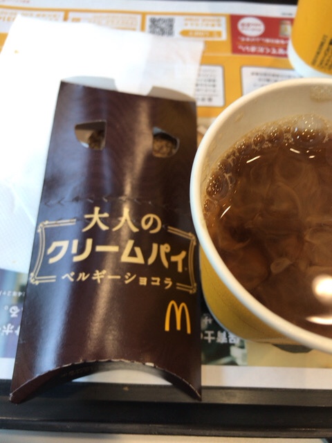 マクドナルド神田末広町店でコーヒーと大人のクリームパイ