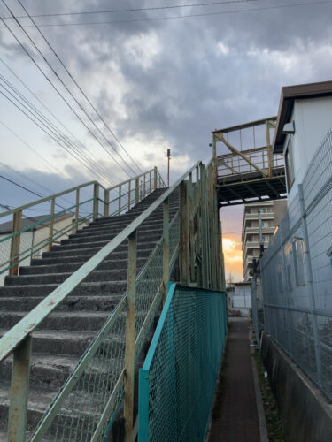 陸橋の階段