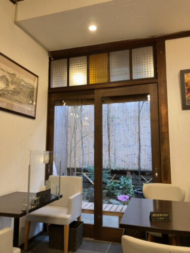 カフェ久時 鎌倉 色付きガラス