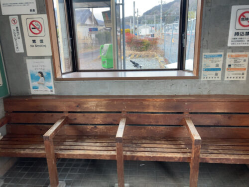甲斐大島駅のベンチ