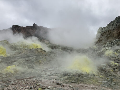硫黄山　噴気孔