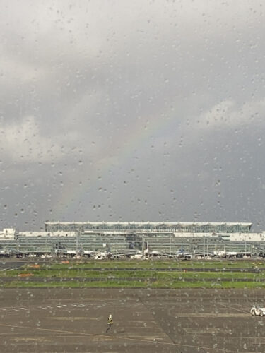羽田空港ラウンジから見えた虹