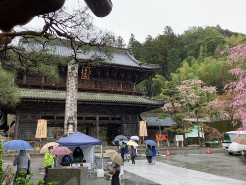 久遠寺の三門