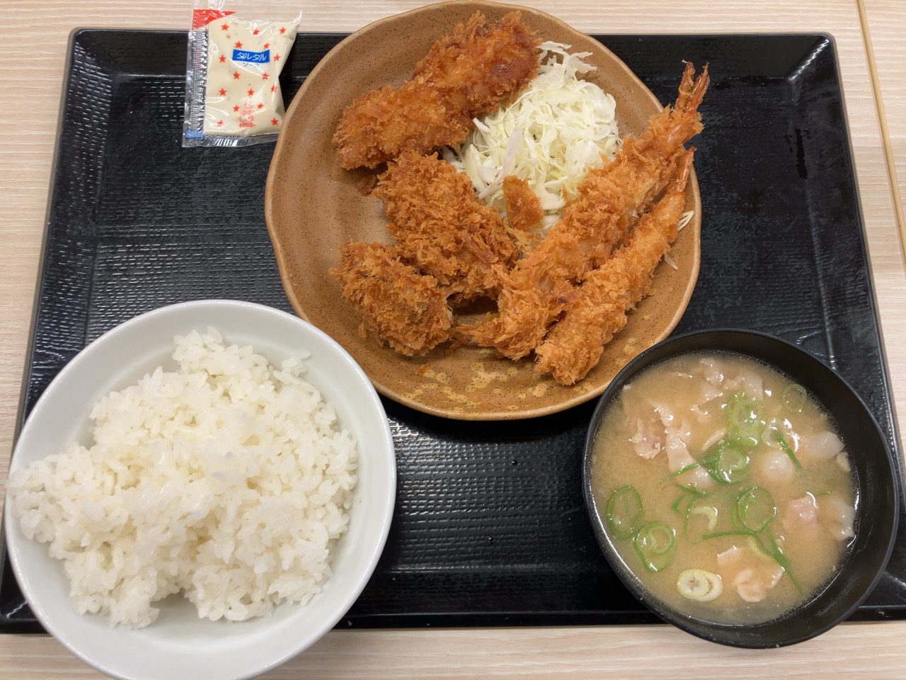 かつやで広島県産牡蠣・イカ・海老が満載の秋の海鮮フライ定食