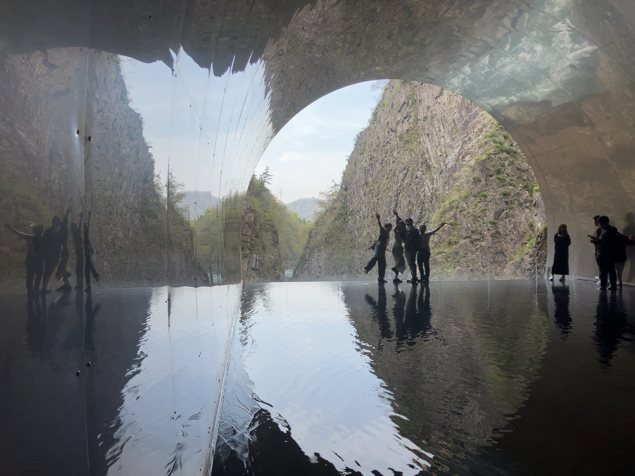 清津峡渓谷トンネルでアートな世界を堪能　十日町市