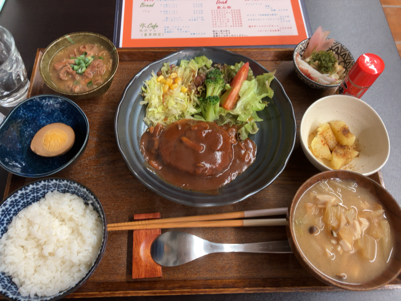 富士駅北口近くのカフェ ガルボでランチセットA(デミグラスソースハンバーグ)