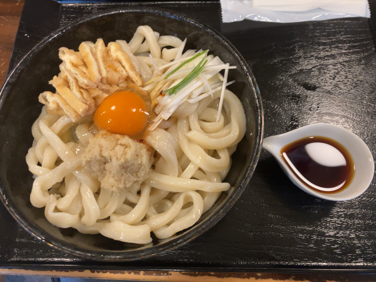 荻窪の東京うどん 豚やでコシが強い釜玉うどん（白)