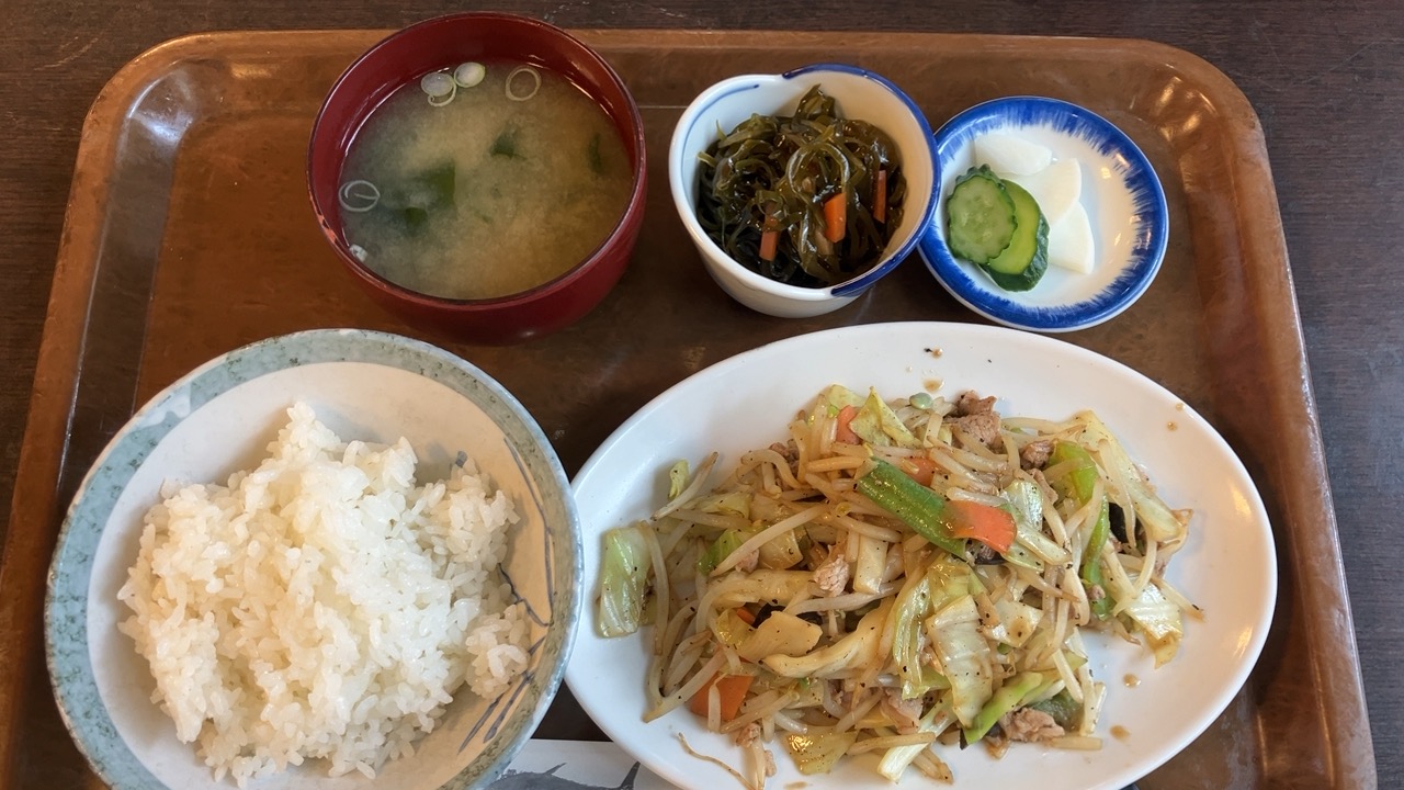 大沢コミュニティセンターのフロールで肉野菜炒め定食