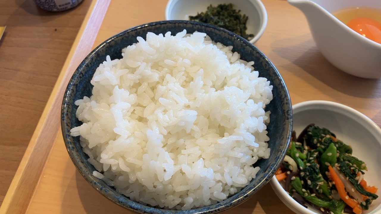 茜美人の卵かけご飯の朝食