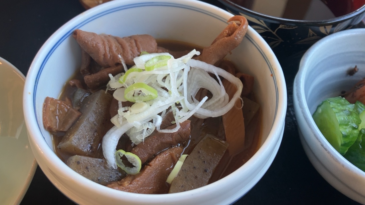 涼風うどんのもつ煮