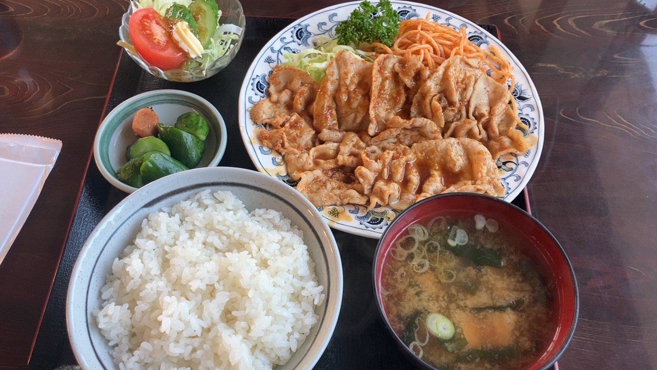 東松山市のお食事とご宴会えもりで焼肉定食と涼風うどん